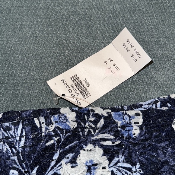 Off the Shoulder Crop Top - Picture 2 of 3